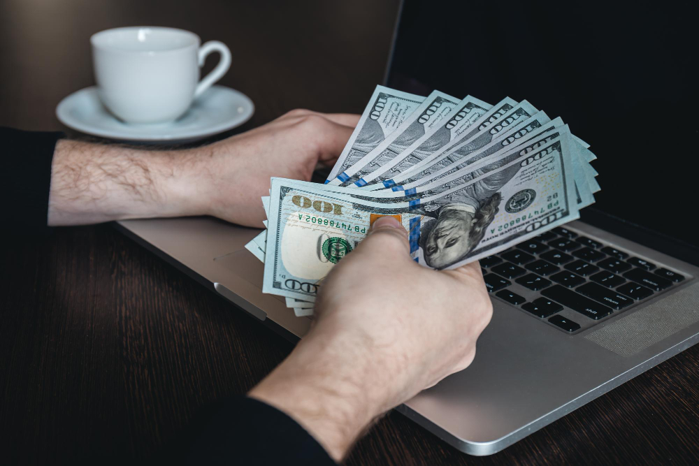 notas de dolar fechadas em maos masculinas o conceito de ganhar dinheiro e trabalhar